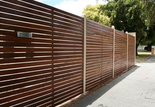 brązowe ogrodzenie panelowe